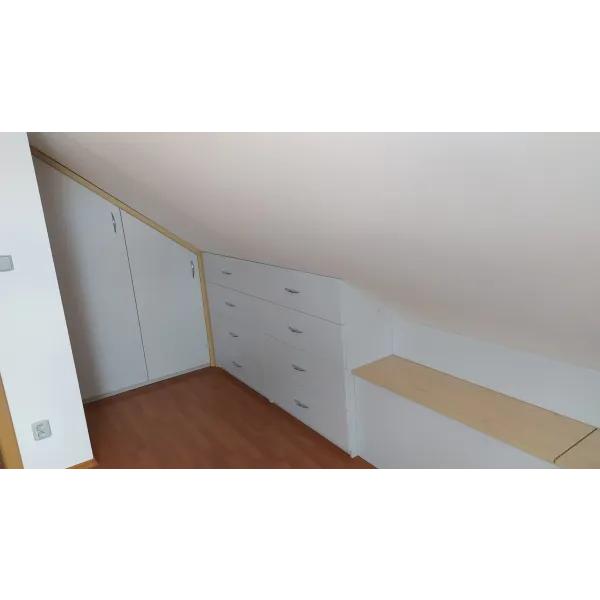 Pokoj pod šikminami