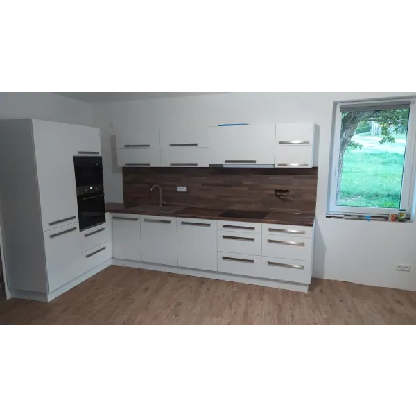 Kuchyně bílá a tmavé dřevo
