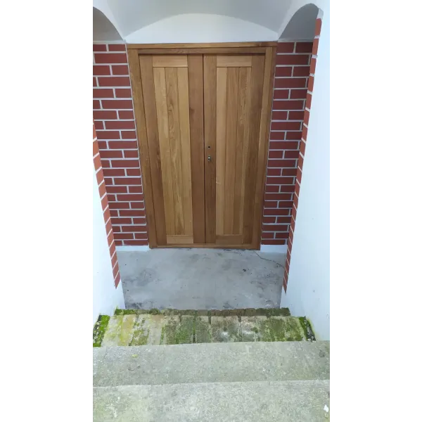 Masivní dveře do vinného sklípku