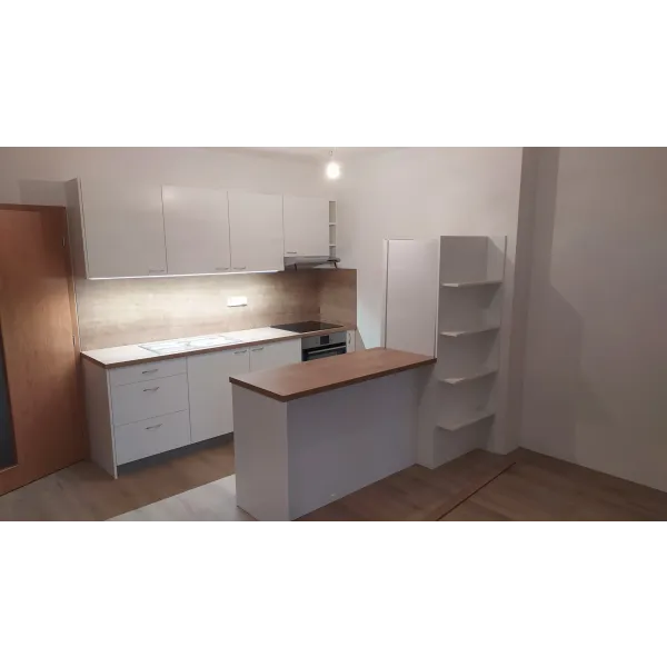 Kuchyně bílá a dřevo