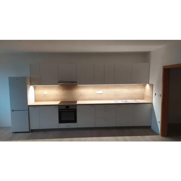 Kuchyně bílá a světlé dřevo