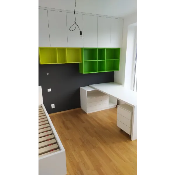 Dva dětské pokoje a úložná vysoká stěna
